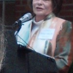 Suzanne Daughtridge Welcomes Audience